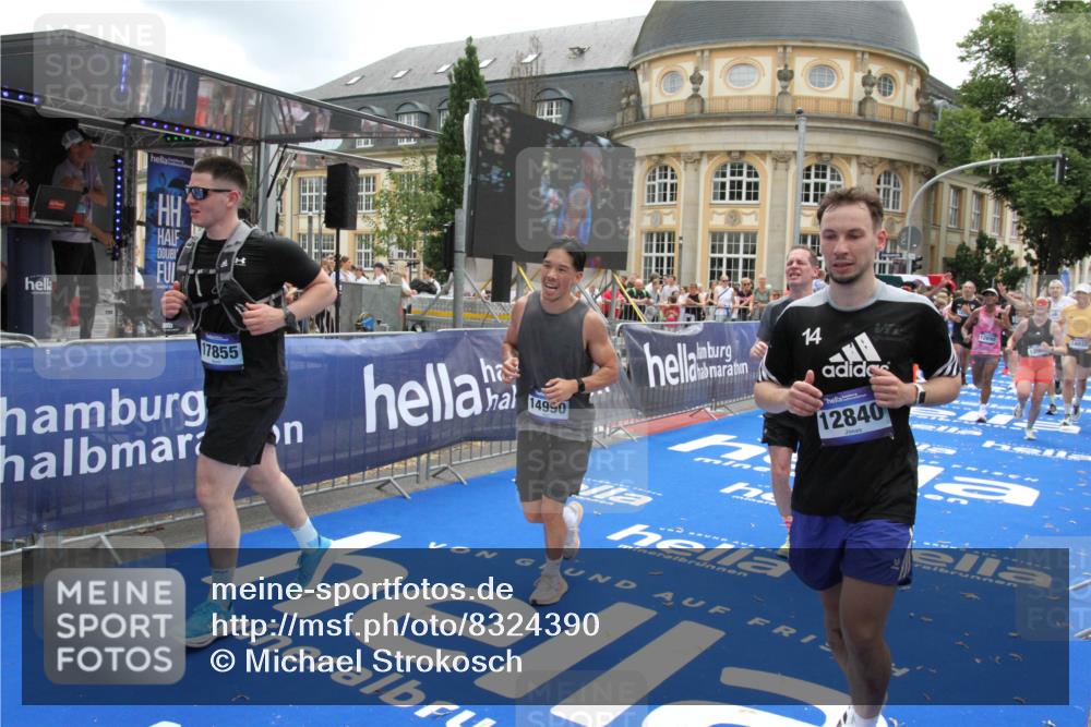 29.06.2025 - hella hamburg halbmarathon Michael Strokosch http://msf.ph/oto/8324390 29.06.2025 10:48:33 Ziel 1163, 1176, 2213, 3747, 5362, 6081, 9262, 10000, 10860, 11451, 11579, 12149, 12549, 12690, 12840, 13962, 14033, 14990, 15808, 15917, 17395, 17855, 18251, 18790, 18815, 18923 meine-sportfotos.de