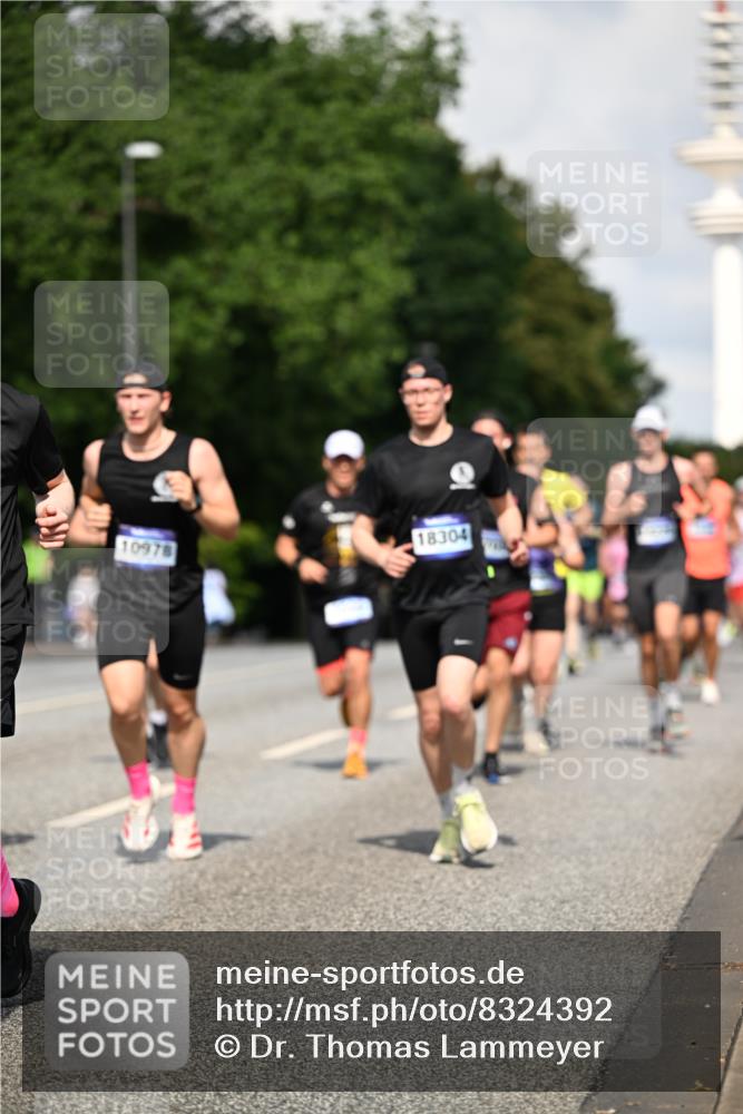 29.06.2025 - hella hamburg halbmarathon Dr. Thomas Lammeyer http://msf.ph/oto/8324392 29.06.2025 09:55:38 Kennedybrücke 1312, 1353, 1569, 1763, 2653, 2880, 3437, 3618, 3697, 4565, 4991, 5014, 5047, 5129, 5231, 5690, 5987, 6490, 6700, 6770, 7185, 7710, 8074, 8359, 8564, 8900, 9358, 9547, 9659, 10319, 10691, 10978, 11021, 11062 meine-sportfotos.de