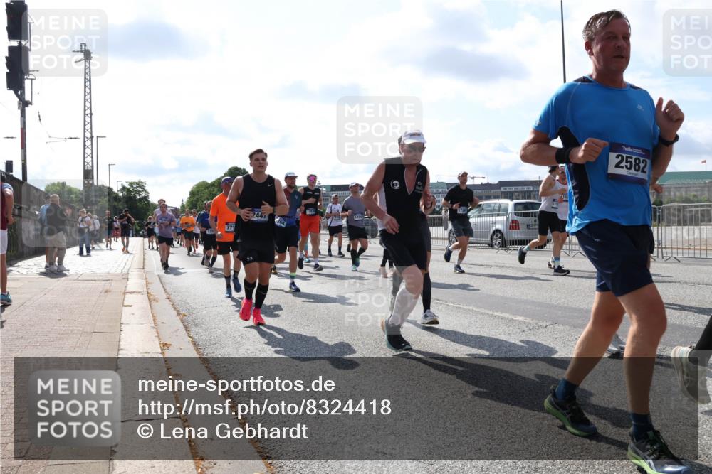 29.06.2025 - hella hamburg halbmarathon Lena Gebhardt http://msf.ph/oto/8324418 29.06.2025 10:00:11 Lombardsbrücke 2447, 264, 1726, 2582, 1006, 1019, 1125, 1180, 1239, 1264, 1526, 1544, 1681, 1834, 1914, 2027, 2086, 2099, 2159, 2346, 2348, 2364, 2426, 2447, 2582, 2584, 2606, 2652, 2676, 2677, 2730, 2910, 3042, 3177, 3181, 3319, 3400, 3836, 3861, 3898, 4013, 4231, 4419, 4594, 4632, 4772, 4796, 4813, 4940, 5015, 5134, 5272, 5277, 5341, 5728, 6082, 6084, 6104, 6174, 6201, 6202, 6220, 6260, 6462, 6470, 6581, 6587, 8330, 10031, 11844 meine-sportfotos.de