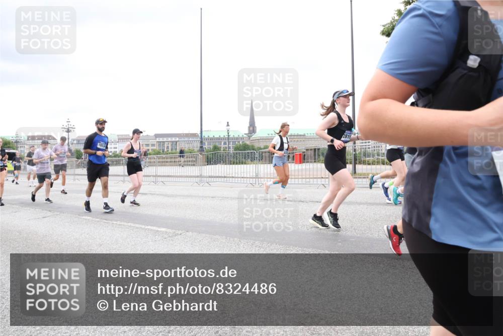 29.06.2025 - hella hamburg halbmarathon Lena Gebhardt http://msf.ph/oto/8324486 29.06.2025 10:57:37 Lombardsbrücke 18534, 11943, 2819, 1123, 1242, 1248, 1265, 1643, 2015, 2041, 2370, 2451, 2567, 2900, 3191, 3195, 3385, 3388, 3433, 3723, 3750, 3851, 3954, 4059, 4086, 4106, 4180, 4197, 4521, 4830, 4998, 5117, 5316, 5632, 5639, 5736, 5738, 6827, 6857, 6916, 7172, 7193, 7720, 7728, 7787, 8035, 8159, 8287, 8386, 8474, 8540, 8552, 8708, 8773, 8851, 8853, 8873, 9059, 9110, 9233, 9318, 9394, 9496, 9613 meine-sportfotos.de