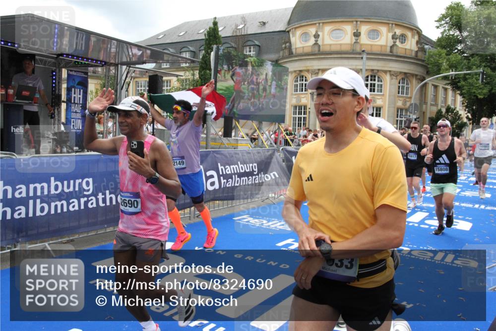 29.06.2025 - hella hamburg halbmarathon Michael Strokosch http://msf.ph/oto/8324690 29.06.2025 10:48:36 Ziel 1163, 1176, 2213, 5421, 10000, 10860, 11451, 11579, 12149, 12690, 13962, 14033, 14990, 15573, 15808, 15917, 17395, 18251, 18815 meine-sportfotos.de