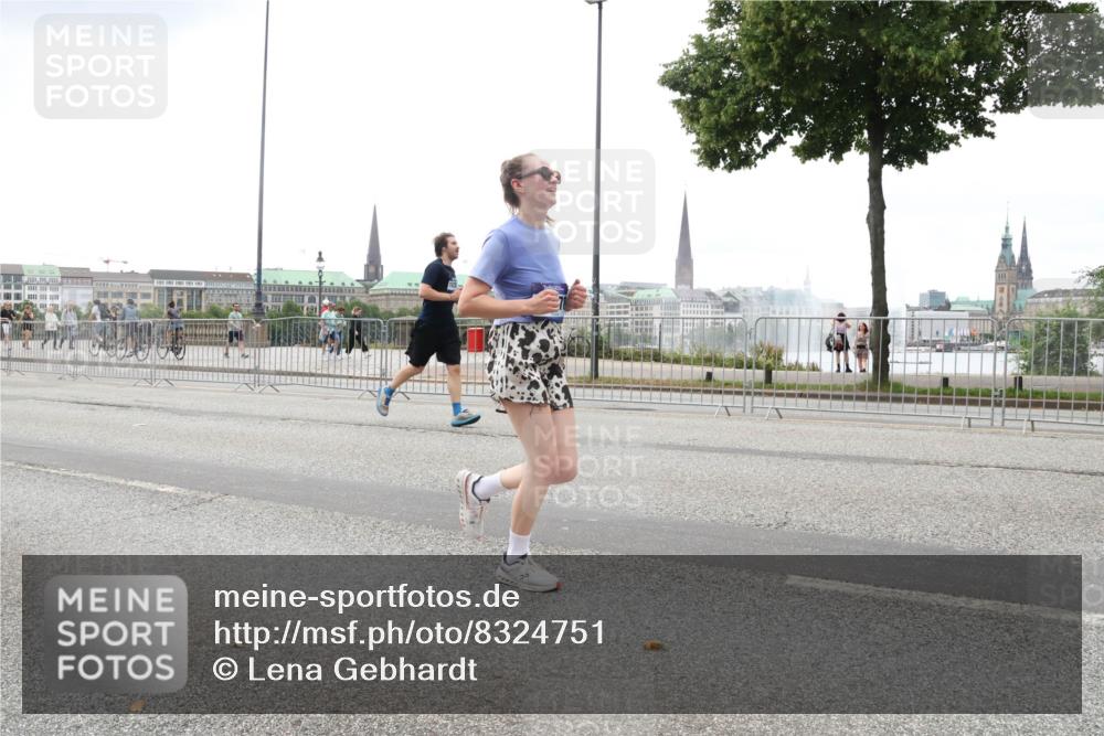 29.06.2025 - hella hamburg halbmarathon Lena Gebhardt http://msf.ph/oto/8324751 29.06.2025 10:47:21 Lombardsbrücke 1073, 1185, 1286, 1434, 1463, 1523, 1593, 1607, 1704, 1961, 2148, 2211, 2327, 2407, 2537, 2555, 2556, 2665, 2882, 2981, 2994, 3339, 4037, 4184, 4239, 4325, 4423, 4483, 4806, 4895, 4974, 4975, 5111, 5114, 5621, 5622, 5796, 5895, 5953, 6255, 6256, 6485, 6496, 6879, 6995, 7073, 7403, 7430, 7431, 7630, 7631, 8105, 8131, 8270, 8486, 8550, 8684, 8706, 8915, 8953, 8967, 9018, 11351, 11458, 11730, 11738 meine-sportfotos.de