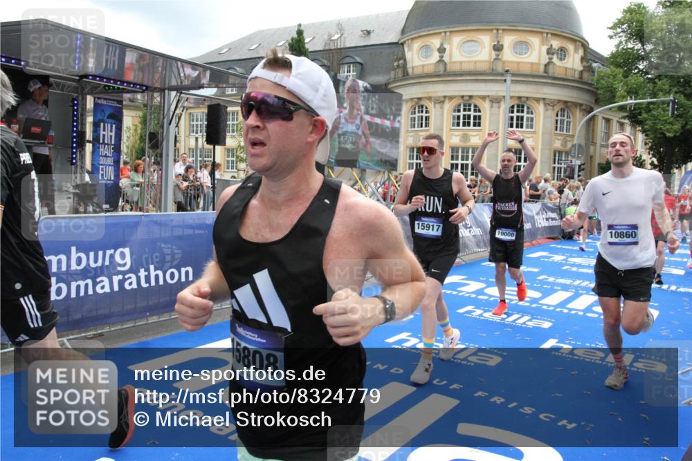 29.06.2025 - hella hamburg halbmarathon Michael Strokosch http://msf.ph/oto/8324779 29.06.2025 10:48:37 Ziel 1163, 1176, 2213, 4553, 5421, 9538, 10000, 10859, 10860, 11579, 12149, 12690, 13962, 14033, 15573, 15808, 15917, 17395, 18251, 18815 meine-sportfotos.de