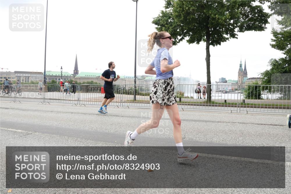 29.06.2025 - hella hamburg halbmarathon Lena Gebhardt http://msf.ph/oto/8324903 29.06.2025 10:47:21 Lombardsbrücke 1073, 1185, 1286, 1434, 1463, 1523, 1593, 1607, 1704, 1961, 2148, 2211, 2327, 2407, 2537, 2555, 2556, 2665, 2882, 2981, 2994, 3339, 4037, 4184, 4239, 4325, 4423, 4483, 4806, 4895, 4974, 4975, 5111, 5114, 5621, 5622, 5796, 5895, 5953, 6255, 6256, 6485, 6496, 6879, 6995, 7073, 7403, 7430, 7431, 7630, 7631, 8105, 8131, 8270, 8486, 8550, 8684, 8706, 8915, 8953, 8967, 9018, 11351, 11458, 11730, 11738 meine-sportfotos.de