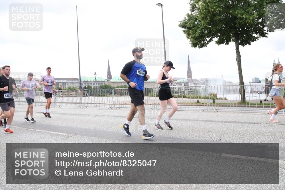 29.06.2025 - hella hamburg halbmarathon Lena Gebhardt http://msf.ph/oto/8325047 29.06.2025 10:57:39 Lombardsbrücke 13425, 1947, 18534, 1123, 1242, 1248, 1265, 1643, 2015, 2041, 2370, 2451, 2567, 2900, 3191, 3195, 3385, 3388, 3433, 3644, 3723, 3750, 3851, 3954, 4059, 4086, 4106, 4180, 4197, 4521, 4830, 5117, 5316, 5632, 5736, 5738, 6827, 6857, 6916, 7172, 7193, 7556, 7720, 7728, 7787, 8035, 8159, 8287, 8386, 8474, 8540, 8552, 8708, 8773, 8851, 8853, 8873, 9059, 9110, 9233, 9318, 9394, 9496, 9613 meine-sportfotos.de