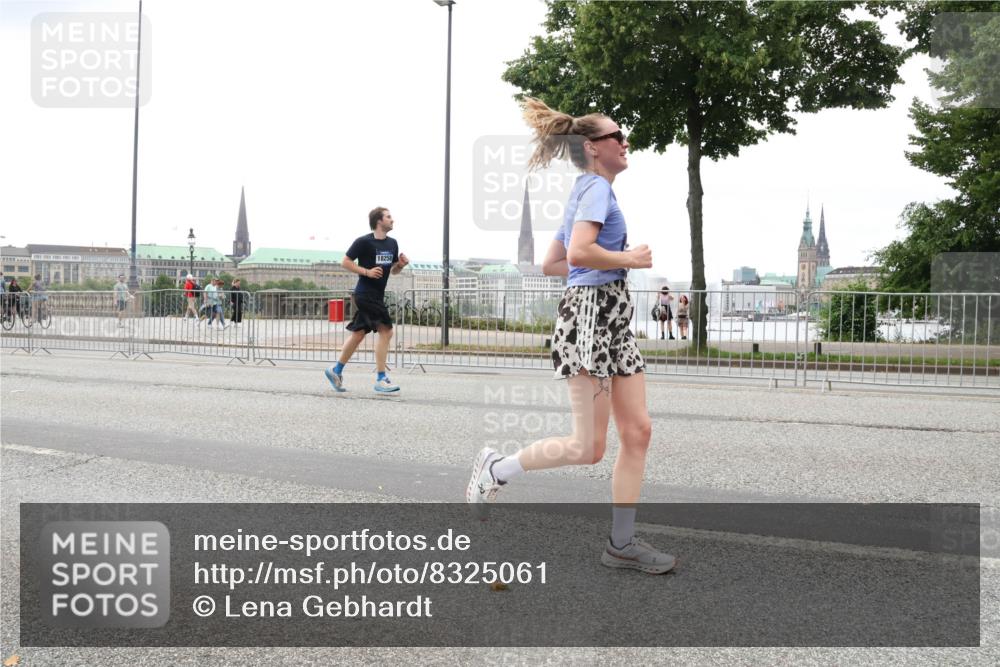 29.06.2025 - hella hamburg halbmarathon Lena Gebhardt http://msf.ph/oto/8325061 29.06.2025 10:47:21 Lombardsbrücke 18258, 1073, 1185, 1286, 1434, 1463, 1523, 1593, 1607, 1704, 1961, 2148, 2211, 2327, 2407, 2537, 2555, 2556, 2665, 2882, 2981, 2994, 3339, 4037, 4184, 4239, 4325, 4423, 4483, 4806, 4895, 4974, 4975, 5111, 5114, 5621, 5622, 5796, 5895, 5953, 6255, 6256, 6485, 6496, 6879, 6995, 7073, 7403, 7430, 7431, 7630, 7631, 8105, 8131, 8270, 8486, 8550, 8684, 8706, 8915, 8953, 8967, 9018, 11351, 11458, 11730, 11738 meine-sportfotos.de