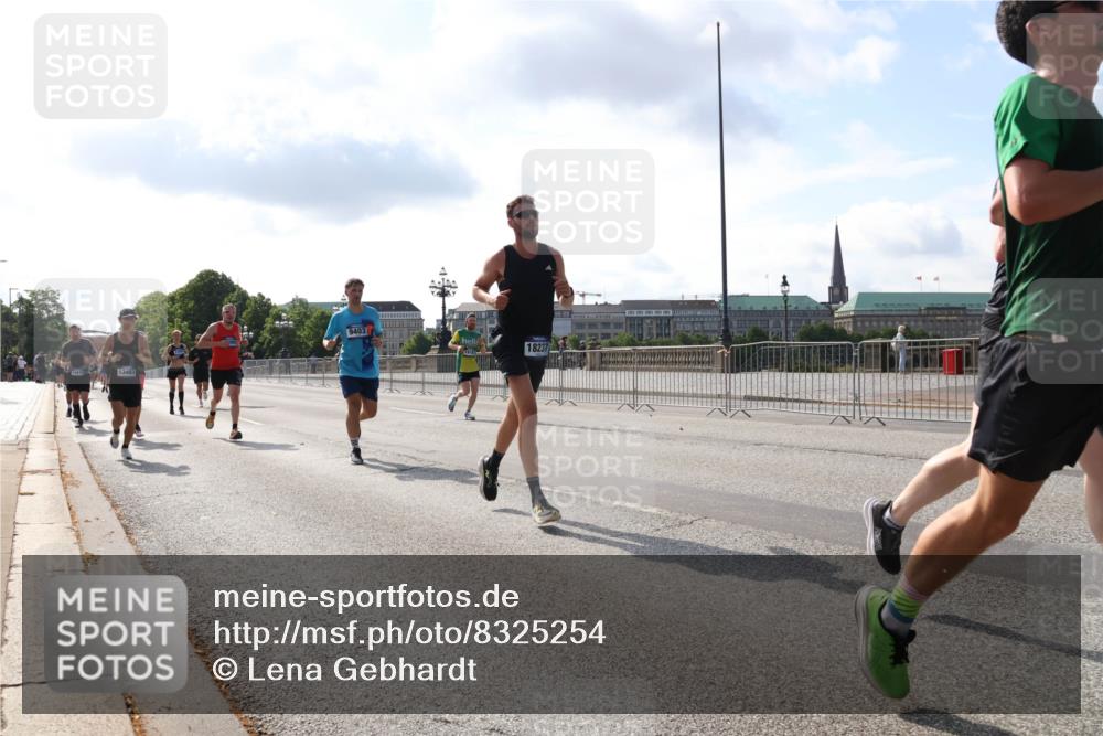 29.06.2025 - hella hamburg halbmarathon Lena Gebhardt http://msf.ph/oto/8325254 29.06.2025 09:48:29 Lombardsbrücke 13483, 9403, 18237, 1290, 1385, 1505, 1710, 1743, 2262, 2399, 2714, 2767, 3480, 3547, 3959, 4359, 4381, 4860, 5091, 5307, 5315, 5554, 5709, 6684, 6829, 6990, 6993, 7152, 7154, 7884, 8362, 8571, 8933, 9403, 10404, 10793, 10852, 10900, 11202, 11227, 11620, 11929, 12044, 12051, 12290, 12488, 12514, 12916, 13483, 13595, 13854, 13940, 13975, 14387, 14875, 14908, 15015, 15415, 15701, 15931, 15959, 16119, 16158 meine-sportfotos.de