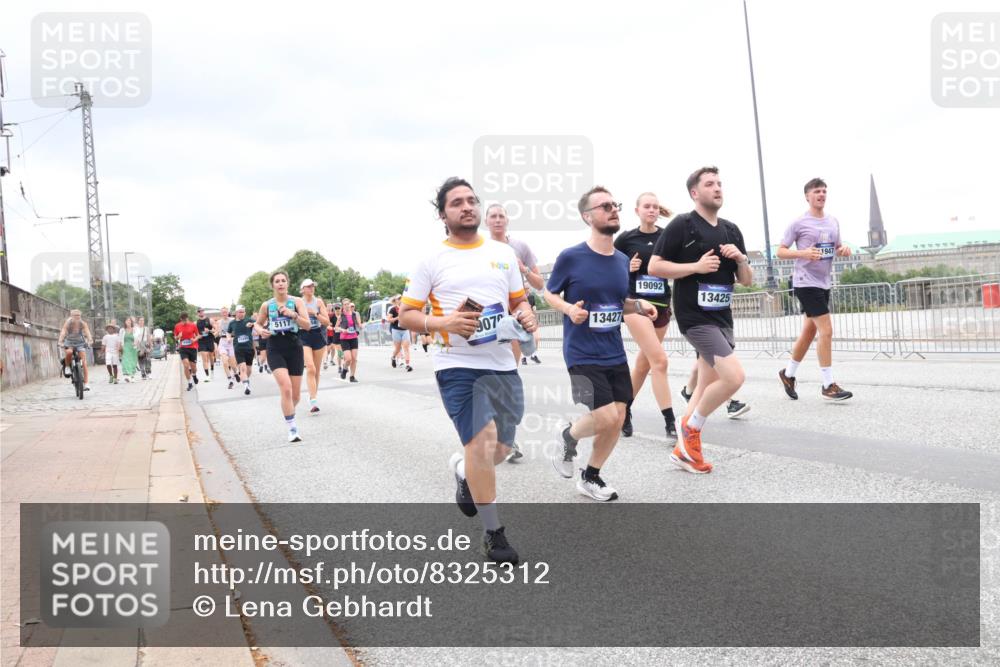 29.06.2025 - hella hamburg halbmarathon Lena Gebhardt http://msf.ph/oto/8325312 29.06.2025 10:57:40 Lombardsbrücke 907, 13427, 19092, 13425, 1947, 1123, 1242, 1248, 1265, 1643, 2015, 2041, 2370, 2451, 2567, 2900, 3191, 3195, 3385, 3388, 3433, 3644, 3723, 3750, 3851, 3954, 4059, 4086, 4106, 4180, 4197, 4521, 4830, 5117, 5316, 5632, 5736, 5738, 6827, 6857, 6916, 7172, 7193, 7556, 7720, 7728, 7787, 8035, 8159, 8287, 8386, 8474, 8540, 8552, 8708, 8713, 8773, 8851, 8853, 8873, 9059, 9110, 9233, 9318, 9394, 9496, 9613 meine-sportfotos.de