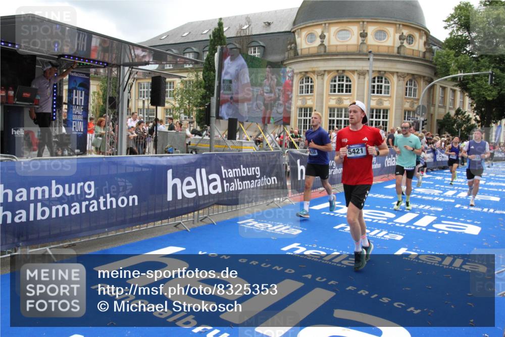 29.06.2025 - hella hamburg halbmarathon Michael Strokosch http://msf.ph/oto/8325353 29.06.2025 10:48:42 Ziel 1163, 1176, 2213, 4553, 5421, 9538, 10859, 11579, 14511, 15384, 15573, 17127, 18815 meine-sportfotos.de