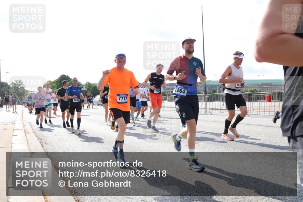 29.06.2025 - hella hamburg halbmarathon Lena Gebhardt http://msf.ph/oto/8325418 29.06.2025 10:00:13 Lombardsbrücke 3993, 1239, 7717, 17839, 1264, 1075, 1006, 1019, 1125, 1180, 1239, 1264, 1526, 1544, 1681, 1834, 1914, 2027, 2086, 2099, 2159, 2346, 2348, 2364, 2426, 2447, 2582, 2584, 2606, 2652, 2676, 2677, 2730, 2910, 2982, 3042, 3177, 3181, 3319, 3400, 3794, 3836, 3861, 3898, 4013, 4231, 4419, 4579, 4594, 4632, 4767, 4772, 4796, 4813, 4940, 4945, 5015, 5134, 5272, 5277, 5341, 5643, 5728, 6082, 6084, 6104, 6174, 6201, 6202, 6220, 6260, 6462, 6470, 6581, 6587 meine-sportfotos.de