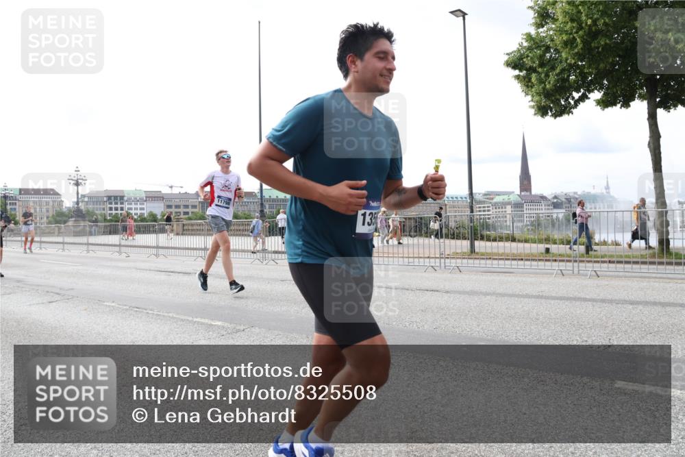 29.06.2025 - hella hamburg halbmarathon Lena Gebhardt http://msf.ph/oto/8325508 29.06.2025 10:23:17 Lombardsbrücke 11798, 135, 1048, 1362, 1853, 2925, 3029, 3034, 4190, 4266, 4391, 4728, 4793, 5406, 5629, 6502, 6578, 6784, 6785, 6849, 7029, 7266, 7820, 7891, 8687, 8688, 8716, 8918, 8920, 9133, 9301, 9877, 9913, 10205, 10739, 11798, 11879, 12025, 12073, 12190, 12265, 12874, 13560, 13921, 14041, 14265, 14338, 14510, 14512, 14525, 14821, 15709, 16185, 16251, 16416, 16558, 17013, 17099, 17199, 17207, 17299, 17719 meine-sportfotos.de