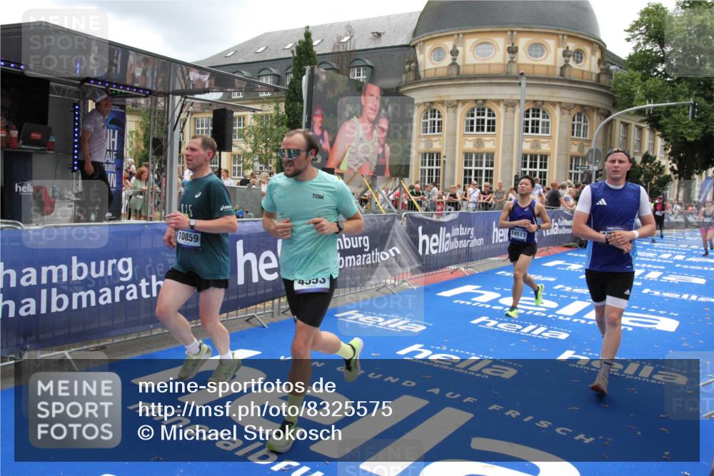 29.06.2025 - hella hamburg halbmarathon Michael Strokosch http://msf.ph/oto/8325575 29.06.2025 10:48:44 Ziel 1094, 2442, 4553, 5421, 9538, 10859, 14511, 15384, 17127 meine-sportfotos.de