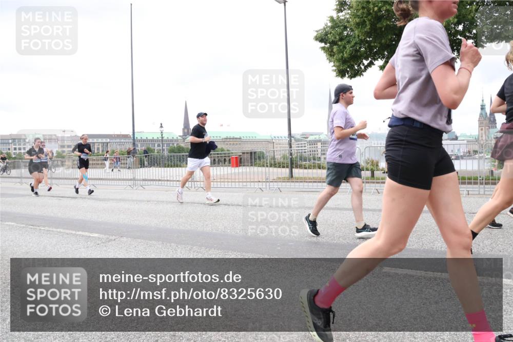 29.06.2025 - hella hamburg halbmarathon Lena Gebhardt http://msf.ph/oto/8325630 29.06.2025 10:57:42 Lombardsbrücke 1123, 1242, 1248, 1265, 1643, 2015, 2041, 2451, 2567, 2900, 3191, 3195, 3385, 3388, 3433, 3644, 3723, 3750, 3954, 4059, 4086, 4106, 4180, 4197, 4521, 4830, 5117, 5316, 5632, 5736, 5738, 6316, 6337, 6827, 6857, 6916, 7172, 7193, 7556, 7720, 7728, 7787, 8035, 8159, 8287, 8386, 8474, 8540, 8552, 8708, 8713, 8773, 8851, 8853, 8873, 9059, 9110, 9233, 9318, 9394, 9398, 9436, 9496, 9613 meine-sportfotos.de