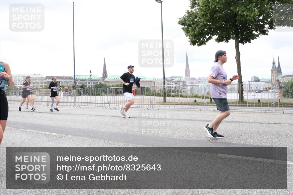 29.06.2025 - hella hamburg halbmarathon Lena Gebhardt http://msf.ph/oto/8325643 29.06.2025 10:57:42 Lombardsbrücke 13340, 1123, 1242, 1248, 1265, 1643, 2015, 2041, 2451, 2567, 2900, 3191, 3195, 3385, 3388, 3433, 3644, 3723, 3750, 3954, 4059, 4086, 4106, 4180, 4197, 4521, 4830, 5117, 5316, 5632, 5736, 5738, 6316, 6337, 6827, 6857, 6916, 7172, 7193, 7556, 7720, 7728, 7787, 8035, 8159, 8287, 8386, 8474, 8540, 8552, 8708, 8713, 8773, 8851, 8853, 8873, 9059, 9110, 9233, 9318, 9394, 9398, 9436, 9496, 9613 meine-sportfotos.de
