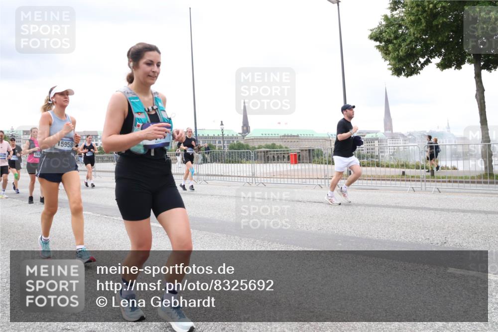 29.06.2025 - hella hamburg halbmarathon Lena Gebhardt http://msf.ph/oto/8325692 29.06.2025 10:57:43 Lombardsbrücke 8583, 7029, 164, 15958, 1123, 1242, 1248, 1265, 1643, 2015, 2041, 2451, 2567, 2900, 3191, 3195, 3385, 3388, 3433, 3644, 3723, 3750, 3936, 3954, 4059, 4086, 4106, 4180, 4197, 4429, 4521, 4830, 5117, 5316, 5632, 5736, 5738, 6316, 6337, 6827, 6857, 6916, 7172, 7193, 7556, 7720, 7728, 8035, 8159, 8287, 8386, 8474, 8540, 8552, 8708, 8713, 8773, 8851, 8853, 8873, 9059, 9110, 9233, 9318, 9394, 9398, 9436, 9496, 9613 meine-sportfotos.de