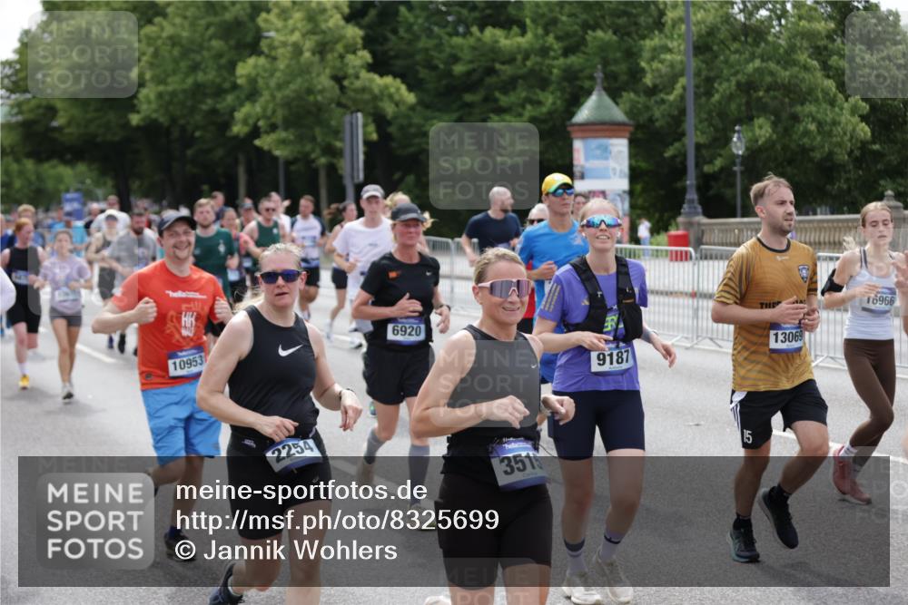 29.06.2025 - hella hamburg halbmarathon Jannik Wohlers http://msf.ph/oto/8325699 29.06.2025 10:39:47 Lombardsbrücke 1018, 1037, 1058, 1291, 1691, 2019, 2109, 2254, 2515, 2572, 2866, 2888, 3237, 3295, 3515, 3607, 3808, 4173, 4271, 4471, 4756, 5113, 5263, 5351, 5352, 5877, 5901, 6097, 6463, 6548, 6673, 6750, 6866, 6876, 6890, 6920, 7108, 7174, 7675, 7850, 8815, 9187, 9195, 9495, 10474, 10806, 10818, 10953, 11188, 11244, 11653, 11717, 11970, 12364, 12414, 12444, 12501, 12760, 13005, 13069, 13290, 13410, 13577, 13651, 15111, 15549, 15927, 16681, 17318 meine-sportfotos.de