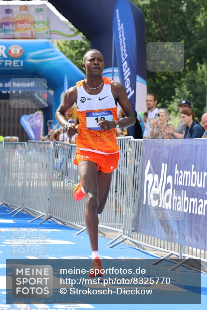 29.06.2025 - hella hamburg halbmarathon Strokosch-Dieckow http://msf.ph/oto/8325770 29.06.2025 10:02:44 Ziel 10 meine-sportfotos.de