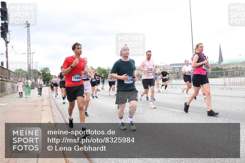 29.06.2025 - hella hamburg halbmarathon Lena Gebhardt http://msf.ph/oto/8325984 29.06.2025 10:57:45 Lombardsbrücke 18992, 5319, 17023, 15288, 8583, 1123, 1242, 1248, 1265, 1388, 1643, 2015, 2041, 2451, 2567, 2900, 3191, 3195, 3385, 3388, 3433, 3644, 3750, 3936, 3954, 4059, 4086, 4106, 4180, 4197, 4429, 4521, 4830, 5117, 5632, 5676, 5736, 5738, 6316, 6337, 6827, 6857, 6916, 7172, 7193, 7556, 7720, 7728, 8035, 8159, 8287, 8386, 8474, 8540, 8552, 8708, 8713, 8773, 8851, 8853, 8873, 9059, 9180, 9233, 9318, 9394, 9398, 9436, 9496, 9613 meine-sportfotos.de