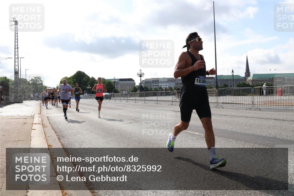 29.06.2025 - hella hamburg halbmarathon Lena Gebhardt http://msf.ph/oto/8325992 29.06.2025 09:48:35 Lombardsbrücke 18384, 1042, 1290, 1385, 1505, 1710, 1743, 2262, 2399, 2767, 3480, 3547, 3959, 4359, 4381, 4860, 5003, 5091, 5307, 5315, 5554, 5709, 6684, 6829, 6993, 7152, 7154, 7884, 8121, 8571, 8933, 9403, 9643, 10190, 10404, 10793, 10852, 11202, 11227, 11620, 11929, 12044, 12051, 12488, 12514, 12916, 13483, 13595, 13940, 13975, 14875, 14908, 15931, 15959, 16119 meine-sportfotos.de