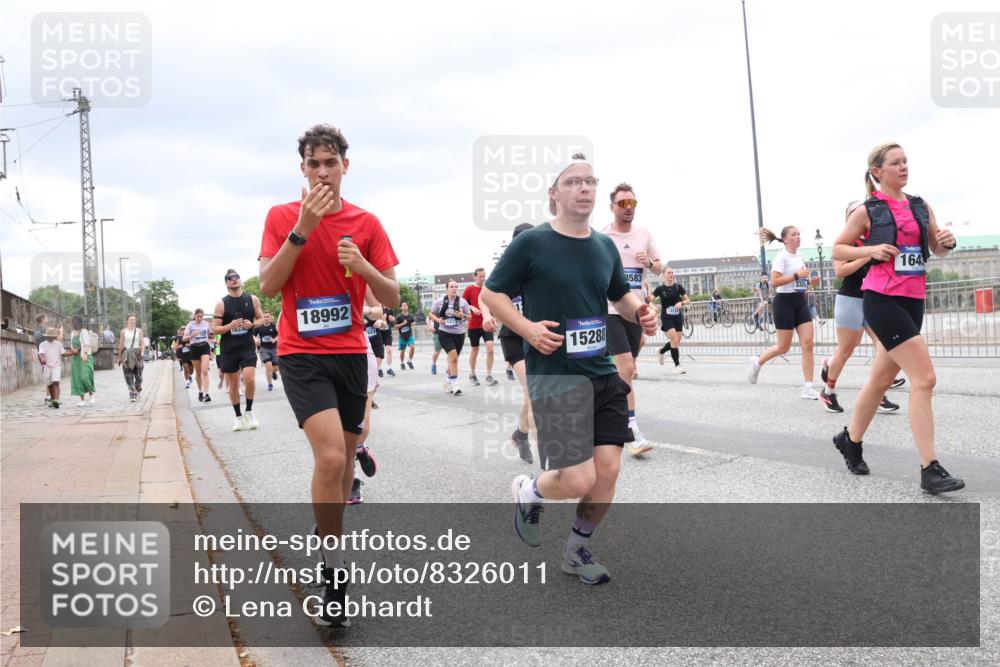 29.06.2025 - hella hamburg halbmarathon Lena Gebhardt http://msf.ph/oto/8326011 29.06.2025 10:57:45 Lombardsbrücke 1633, 18992, 5879, 15288, 3583, 164, 1123, 1242, 1248, 1265, 1388, 1643, 2015, 2041, 2451, 2567, 2900, 3191, 3195, 3385, 3388, 3433, 3644, 3750, 3936, 3954, 4059, 4086, 4106, 4180, 4197, 4429, 4521, 4830, 5117, 5632, 5676, 5736, 5738, 6316, 6337, 6827, 6857, 6916, 7172, 7193, 7556, 7720, 7728, 8035, 8159, 8287, 8386, 8474, 8540, 8552, 8708, 8713, 8773, 8851, 8853, 8873, 9059, 9180, 9233, 9318, 9394, 9398, 9436, 9496, 9613 meine-sportfotos.de