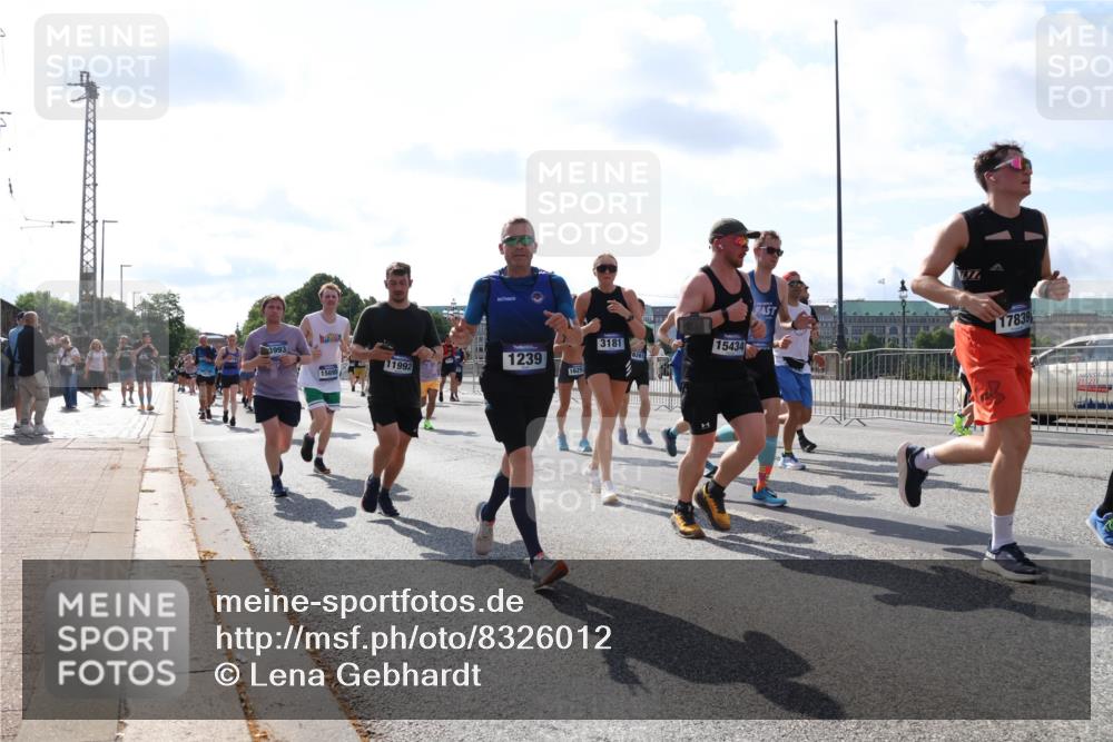 29.06.2025 - hella hamburg halbmarathon Lena Gebhardt http://msf.ph/oto/8326012 29.06.2025 10:00:14 Lombardsbrücke 3993, 3181, 15695, 11992, 1239, 1625, 15434, 17839, 1006, 1019, 1125, 1180, 1239, 1264, 1526, 1544, 1681, 1834, 1914, 2027, 2086, 2099, 2159, 2346, 2348, 2364, 2426, 2447, 2582, 2584, 2606, 2652, 2676, 2677, 2730, 2910, 2982, 3042, 3177, 3181, 3319, 3400, 3794, 3836, 3861, 3898, 4013, 4231, 4419, 4579, 4594, 4632, 4767, 4772, 4796, 4813, 4940, 4945, 5015, 5134, 5272, 5277, 5341, 5643, 5728, 6082, 6084, 6104, 6174, 6201, 6202, 6220, 6260, 6462, 6470, 6581, 6587 meine-sportfotos.de