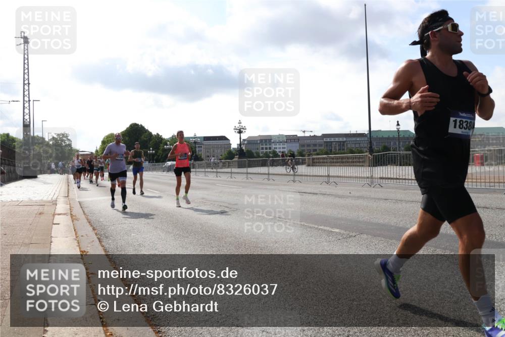 29.06.2025 - hella hamburg halbmarathon Lena Gebhardt http://msf.ph/oto/8326037 29.06.2025 09:48:35 Lombardsbrücke 1838, 1042, 1290, 1385, 1505, 1710, 1743, 2262, 2399, 2767, 3480, 3547, 3959, 4359, 4381, 4860, 5003, 5091, 5307, 5315, 5554, 5709, 6684, 6829, 6993, 7152, 7154, 7884, 8121, 8571, 8933, 9403, 9643, 10190, 10404, 10793, 10852, 11202, 11227, 11620, 11929, 12044, 12051, 12488, 12514, 12916, 13483, 13595, 13940, 13975, 14875, 14908, 15931, 15959, 16119 meine-sportfotos.de