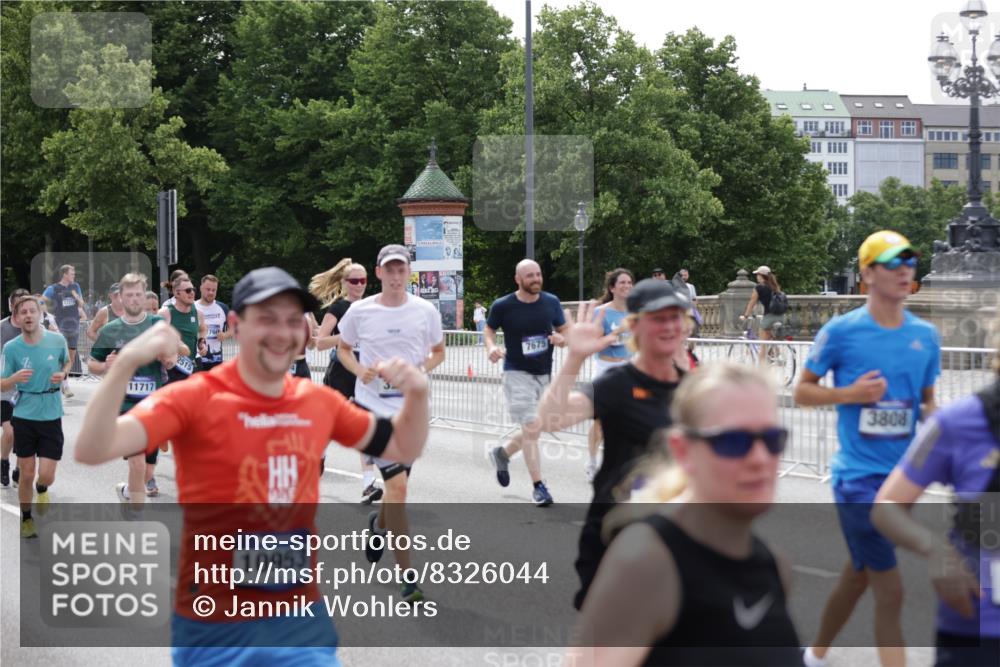 29.06.2025 - hella hamburg halbmarathon Jannik Wohlers http://msf.ph/oto/8326044 29.06.2025 10:39:49 Lombardsbrücke 1018, 1037, 1291, 1691, 2019, 2109, 2254, 2515, 2572, 2866, 2888, 3237, 3295, 3515, 3607, 3808, 3810, 4173, 4271, 4471, 4756, 5113, 5263, 5351, 5352, 5877, 5901, 5975, 6097, 6463, 6548, 6673, 6750, 6866, 6876, 6890, 6920, 7108, 7174, 7675, 7850, 8815, 9187, 9495, 10474, 10806, 10818, 10953, 11176, 11188, 11244, 11653, 11717, 11970, 11973, 12364, 12444, 12501, 12760, 13005, 13069, 13290, 13410, 13466, 13577, 13651, 14851, 15549, 15927, 16681, 17318 meine-sportfotos.de