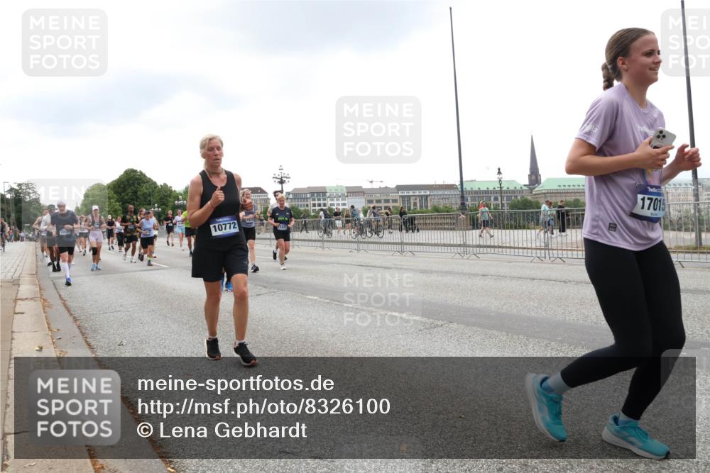 29.06.2025 - hella hamburg halbmarathon Lena Gebhardt http://msf.ph/oto/8326100 29.06.2025 10:47:23 Lombardsbrücke 10772, 13431, 17015, 1045, 1073, 1185, 1286, 1434, 1463, 1523, 1593, 1607, 1704, 1961, 2148, 2211, 2327, 2407, 2537, 2555, 2556, 2665, 2882, 2981, 2994, 3339, 4037, 4184, 4239, 4325, 4423, 4483, 4806, 4895, 4974, 4975, 5111, 5114, 5621, 5622, 5796, 5895, 5953, 6255, 6256, 6485, 6496, 6879, 6995, 7073, 7403, 7430, 7431, 7630, 7631, 7970, 8105, 8131, 8270, 8486, 8550, 8684, 8706, 8915, 8953, 8967, 9018, 9687, 10991, 11351, 11458, 11730, 11738, 11802 meine-sportfotos.de