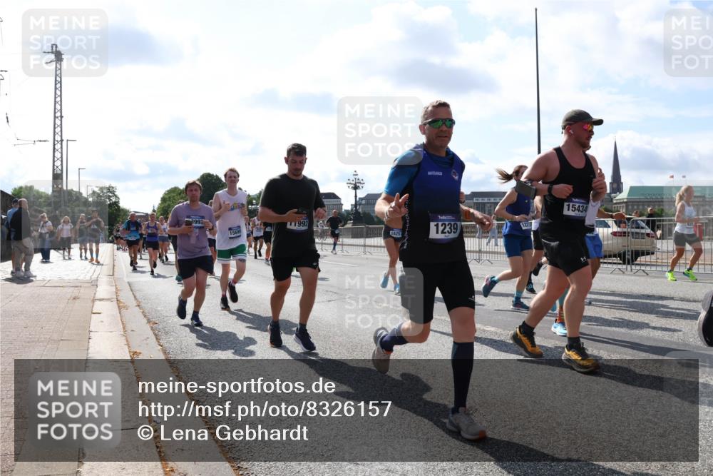 29.06.2025 - hella hamburg halbmarathon Lena Gebhardt http://msf.ph/oto/8326157 29.06.2025 10:00:14 Lombardsbrücke 3993, 1992, 15695, 16257, 1239, 1220, 15434, 1006, 1019, 1125, 1180, 1239, 1264, 1526, 1544, 1681, 1834, 1914, 2027, 2086, 2099, 2159, 2346, 2348, 2364, 2426, 2447, 2582, 2584, 2606, 2652, 2676, 2677, 2730, 2910, 2982, 3042, 3177, 3181, 3319, 3400, 3794, 3836, 3861, 3898, 4013, 4231, 4419, 4579, 4594, 4632, 4767, 4772, 4796, 4813, 4940, 4945, 5015, 5134, 5272, 5277, 5341, 5643, 5728, 6082, 6084, 6104, 6174, 6201, 6202, 6220, 6260, 6462, 6470, 6581, 6587 meine-sportfotos.de