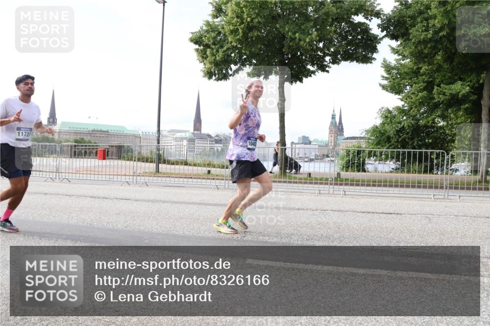 29.06.2025 - hella hamburg halbmarathon Lena Gebhardt http://msf.ph/oto/8326166 29.06.2025 10:12:56 Lombardsbrücke 11720, 10402, 1020, 1051, 1249, 1610, 1785, 1851, 1939, 2531, 2891, 2942, 2963, 2964, 3182, 3248, 3262, 4532, 4554, 5150, 5166, 5597, 5598, 6207, 7014, 7873, 7907, 8398, 8405, 8917, 8971, 9141, 10067, 10402, 10581, 11025, 11720, 12456, 13566, 13816, 14404, 14540, 14869, 15012, 15369, 15531, 16030, 16255, 16323, 16437, 16473, 16826, 16911, 17061, 17699, 17988, 17994, 18048, 18178, 18320, 18493, 18530, 18732 meine-sportfotos.de