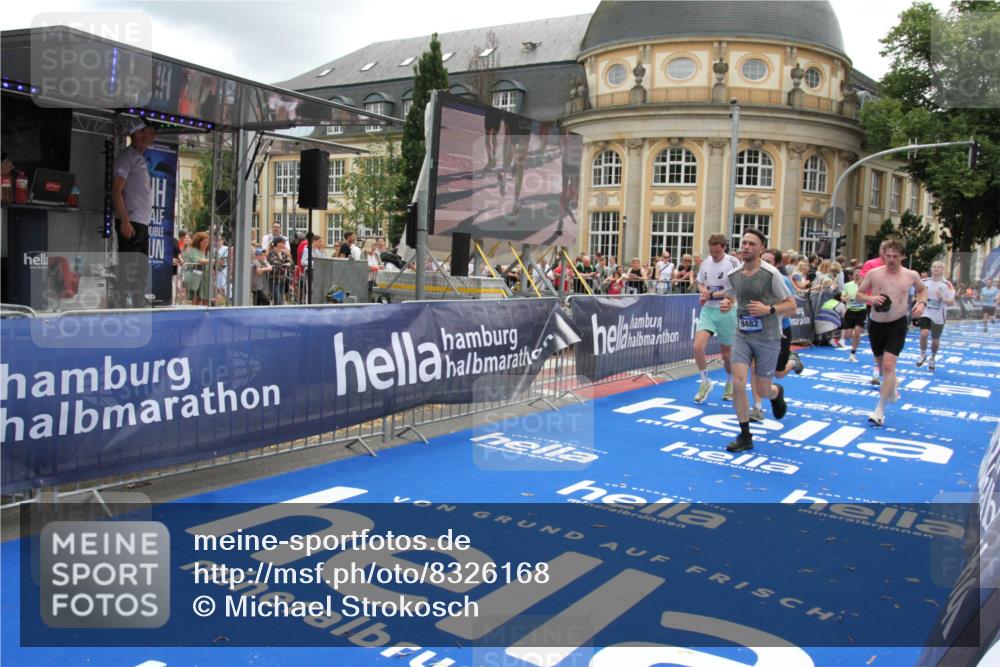 29.06.2025 - hella hamburg halbmarathon Michael Strokosch http://msf.ph/oto/8326168 29.06.2025 10:48:51 Ziel 1094, 1884, 1892, 2442, 9482, 11519, 12421, 12533, 15309, 16653, 17007 meine-sportfotos.de