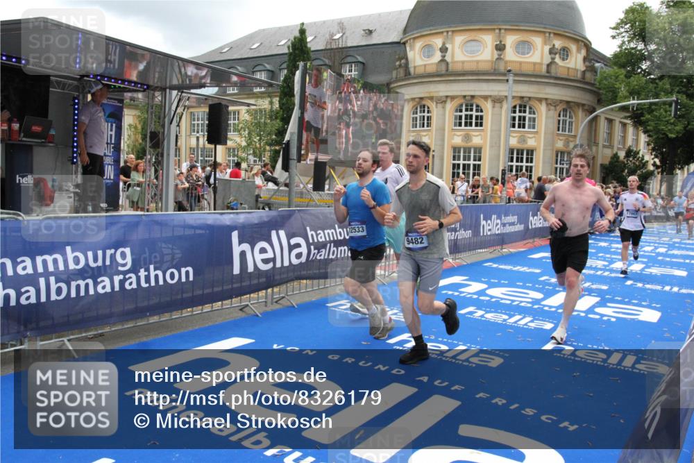 29.06.2025 - hella hamburg halbmarathon Michael Strokosch http://msf.ph/oto/8326179 29.06.2025 10:48:52 Ziel 1094, 1884, 1892, 2442, 9482, 11519, 12421, 12533, 13009, 15309, 16653, 17007, 18873 meine-sportfotos.de