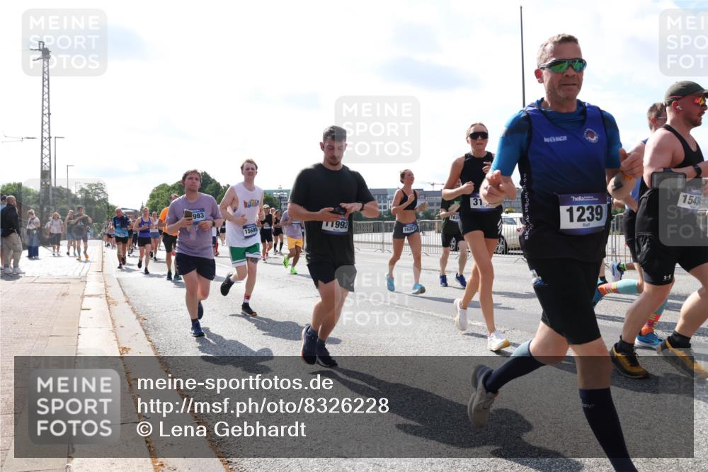 29.06.2025 - hella hamburg halbmarathon Lena Gebhardt http://msf.ph/oto/8326228 29.06.2025 10:00:14 Lombardsbrücke 993, 15695, 1992, 16257, 162, 31, 1239, 15434, 1006, 1019, 1125, 1180, 1239, 1264, 1526, 1544, 1681, 1834, 1914, 2027, 2086, 2099, 2159, 2346, 2348, 2364, 2426, 2447, 2582, 2584, 2606, 2652, 2676, 2677, 2730, 2910, 2982, 3042, 3177, 3181, 3319, 3400, 3794, 3836, 3861, 3898, 4013, 4231, 4419, 4579, 4594, 4632, 4767, 4772, 4796, 4813, 4940, 4945, 5015, 5134, 5272, 5277, 5341, 5643, 5728, 6082, 6084, 6104, 6174, 6201, 6202, 6220, 6260, 6462, 6470, 6581, 6587 meine-sportfotos.de