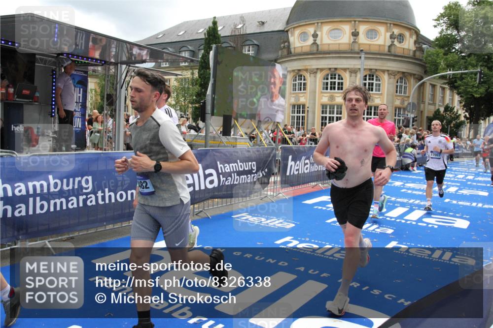 29.06.2025 - hella hamburg halbmarathon Michael Strokosch http://msf.ph/oto/8326338 29.06.2025 10:48:53 Ziel 1094, 1884, 1892, 9482, 9661, 11519, 12421, 12533, 13009, 13976, 15309, 16653, 17007, 18873 meine-sportfotos.de