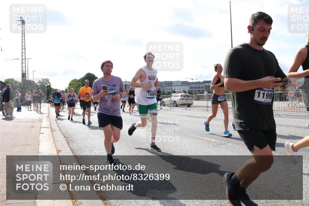 29.06.2025 - hella hamburg halbmarathon Lena Gebhardt http://msf.ph/oto/8326399 29.06.2025 10:00:15 Lombardsbrücke 993, 15695, 1199, 1006, 1019, 1125, 1180, 1239, 1264, 1526, 1544, 1568, 1681, 1834, 1914, 2027, 2086, 2099, 2159, 2346, 2348, 2364, 2426, 2447, 2582, 2584, 2606, 2652, 2676, 2677, 2730, 2910, 2982, 3042, 3177, 3181, 3319, 3400, 3794, 3836, 3861, 3898, 4013, 4231, 4419, 4579, 4594, 4632, 4767, 4772, 4796, 4813, 4940, 4945, 5015, 5134, 5272, 5277, 5341, 5643, 5728, 6082, 6084, 6104, 6174, 6201, 6202, 6220, 6260, 6462, 6470, 6581, 6587 meine-sportfotos.de