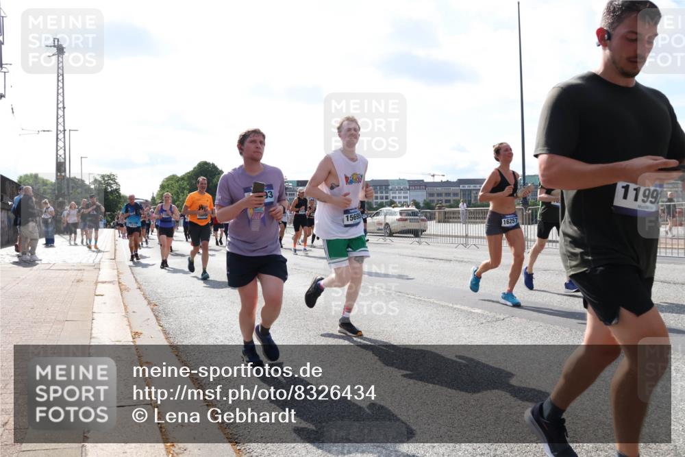 29.06.2025 - hella hamburg halbmarathon Lena Gebhardt http://msf.ph/oto/8326434 29.06.2025 10:00:15 Lombardsbrücke 7159, 93, 15695, 16257, 11992, 1006, 1019, 1125, 1180, 1239, 1264, 1526, 1544, 1568, 1681, 1834, 1914, 2027, 2086, 2099, 2159, 2346, 2348, 2364, 2426, 2447, 2582, 2584, 2606, 2652, 2676, 2677, 2730, 2910, 2982, 3042, 3177, 3181, 3319, 3400, 3794, 3836, 3861, 3898, 4013, 4231, 4419, 4579, 4594, 4632, 4767, 4772, 4796, 4813, 4940, 4945, 5015, 5134, 5272, 5277, 5341, 5643, 5728, 6082, 6084, 6104, 6174, 6201, 6202, 6220, 6260, 6462, 6470, 6581, 6587 meine-sportfotos.de