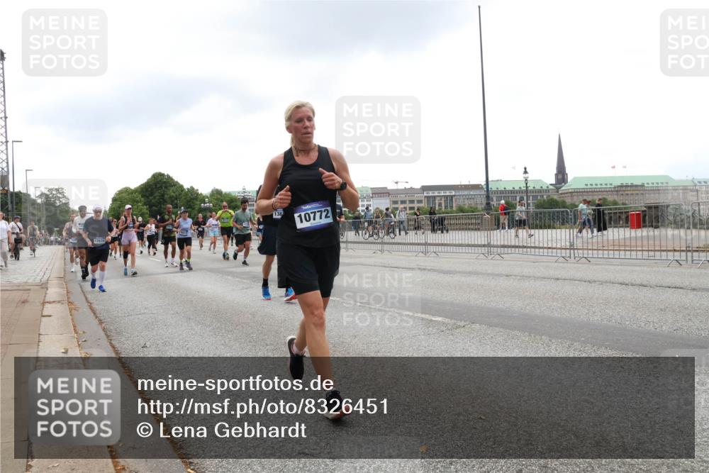 29.06.2025 - hella hamburg halbmarathon Lena Gebhardt http://msf.ph/oto/8326451 29.06.2025 10:47:23 Lombardsbrücke 138, 12630, 10772, 1045, 1073, 1185, 1286, 1434, 1463, 1523, 1593, 1607, 1704, 1961, 2148, 2211, 2327, 2407, 2537, 2555, 2556, 2665, 2882, 2981, 2994, 3339, 4037, 4184, 4239, 4325, 4423, 4483, 4806, 4895, 4974, 4975, 5111, 5114, 5621, 5622, 5796, 5895, 5953, 6255, 6256, 6485, 6496, 6879, 6995, 7073, 7403, 7430, 7431, 7630, 7631, 7970, 8105, 8131, 8270, 8486, 8550, 8684, 8706, 8915, 8953, 8967, 9018, 9687, 10991, 11351, 11458, 11730, 11738, 11802 meine-sportfotos.de