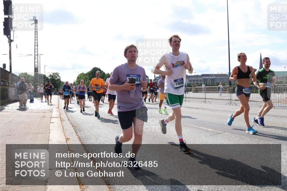 29.06.2025 - hella hamburg halbmarathon Lena Gebhardt http://msf.ph/oto/8326485 29.06.2025 10:00:15 Lombardsbrücke 18800, 93, 15695, 16257, 16261, 1006, 1019, 1125, 1180, 1239, 1264, 1526, 1544, 1568, 1681, 1834, 1914, 2027, 2086, 2099, 2159, 2346, 2348, 2364, 2426, 2447, 2582, 2584, 2606, 2652, 2676, 2677, 2730, 2910, 2982, 3042, 3177, 3181, 3319, 3400, 3794, 3836, 3861, 3898, 4013, 4231, 4419, 4579, 4594, 4632, 4767, 4772, 4796, 4813, 4940, 4945, 5015, 5134, 5272, 5277, 5341, 5643, 5728, 6082, 6084, 6104, 6174, 6201, 6202, 6220, 6260, 6462, 6470, 6581, 6587 meine-sportfotos.de
