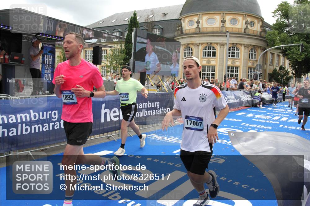 29.06.2025 - hella hamburg halbmarathon Michael Strokosch http://msf.ph/oto/8326517 29.06.2025 10:48:55 Ziel 1884, 1892, 7067, 9482, 9661, 11519, 12421, 13009, 13976, 15309, 16653, 17007, 18873 meine-sportfotos.de