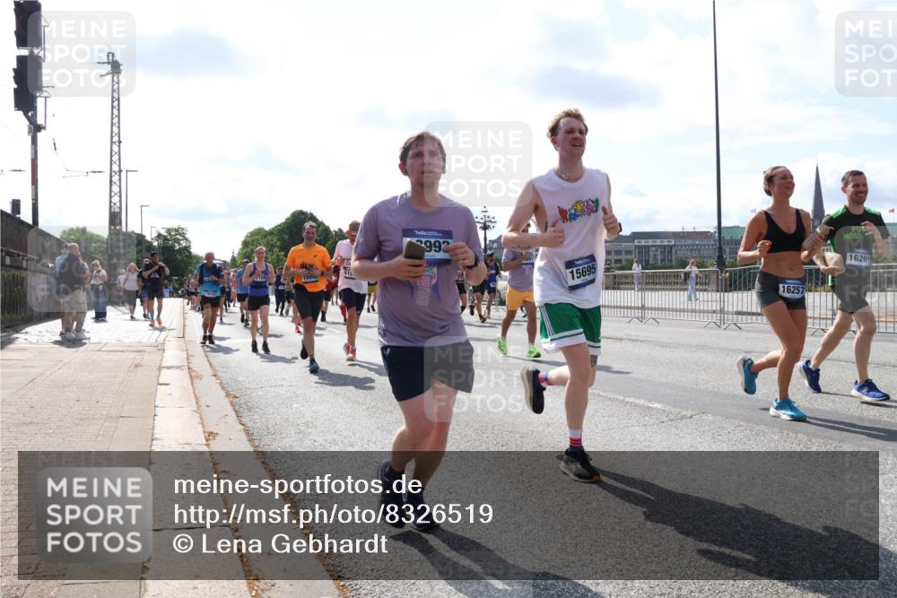 29.06.2025 - hella hamburg halbmarathon Lena Gebhardt http://msf.ph/oto/8326519 29.06.2025 10:00:16 Lombardsbrücke 18800, 61, 992, 15695, 16257, 16261, 1006, 1019, 1125, 1180, 1239, 1264, 1526, 1544, 1568, 1681, 1834, 1914, 2027, 2086, 2099, 2159, 2346, 2348, 2364, 2426, 2447, 2582, 2584, 2606, 2652, 2676, 2677, 2730, 2910, 2982, 3042, 3177, 3181, 3319, 3400, 3794, 3836, 3861, 3898, 4013, 4231, 4419, 4579, 4594, 4632, 4767, 4772, 4796, 4813, 4940, 4945, 5015, 5134, 5272, 5277, 5341, 5643, 5728, 6082, 6084, 6104, 6174, 6201, 6202, 6220, 6260, 6462, 6470, 6581, 6587 meine-sportfotos.de