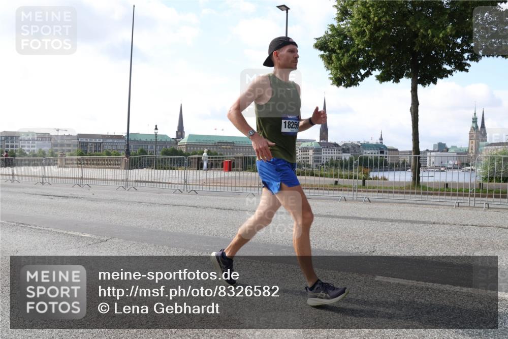 29.06.2025 - hella hamburg halbmarathon Lena Gebhardt http://msf.ph/oto/8326582 29.06.2025 09:48:39 Lombardsbrücke 18259, 1042, 1290, 1385, 1505, 1710, 1743, 2262, 2399, 2767, 3480, 3547, 3959, 4062, 4359, 4381, 4860, 5003, 5124, 5307, 5554, 5709, 6829, 6993, 7152, 7154, 7884, 8121, 8571, 8933, 9403, 9643, 10190, 10404, 10738, 10793, 10852, 11620, 11929, 12044, 12051, 12488, 12514, 12916, 13137, 13372, 13483, 13595, 13940, 13975, 14875, 14908, 15931, 15959, 16119 meine-sportfotos.de