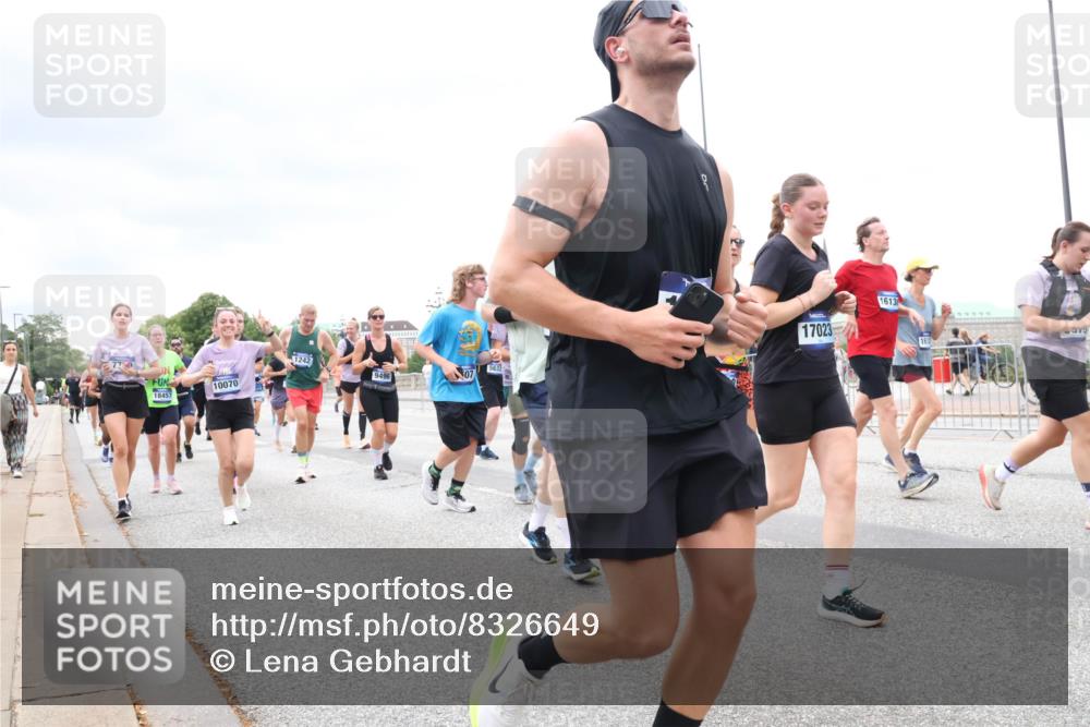 29.06.2025 - hella hamburg halbmarathon Lena Gebhardt http://msf.ph/oto/8326649 29.06.2025 10:57:49 Lombardsbrücke 770, 18457, 1242, 5632, 9496, 07, 10070, 17023, 1613, 1123, 1242, 1248, 1265, 1388, 1643, 2015, 2451, 2567, 2900, 3191, 3385, 3388, 3433, 3644, 3750, 3936, 3954, 4059, 4180, 4197, 4429, 4521, 4830, 5117, 5632, 5676, 5736, 5738, 6316, 6337, 6827, 6857, 6916, 7172, 7193, 7556, 7720, 7728, 7977, 7990, 8035, 8159, 8287, 8386, 8474, 8512, 8540, 8708, 8713, 8773, 8873, 9059, 9180, 9233, 9318, 9319, 9394, 9398, 9436, 9481, 9496, 9613, 9832 meine-sportfotos.de