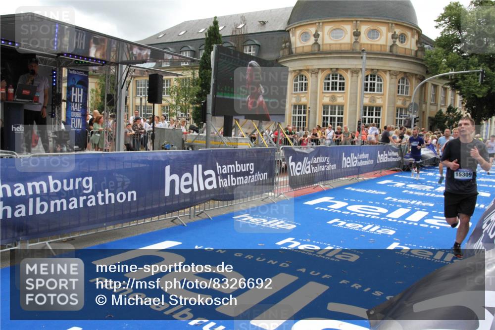 29.06.2025 - hella hamburg halbmarathon Michael Strokosch http://msf.ph/oto/8326692 29.06.2025 10:48:56 Ziel 1892, 3213, 7067, 9661, 12421, 12534, 13009, 13976, 15309, 16653, 17007, 18873 meine-sportfotos.de