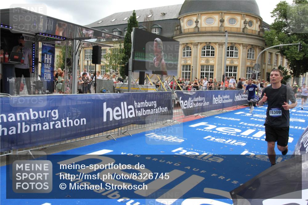 29.06.2025 - hella hamburg halbmarathon Michael Strokosch http://msf.ph/oto/8326745 29.06.2025 10:48:56 Ziel 1892, 3213, 7067, 9661, 12421, 12534, 13009, 13976, 15309, 16653, 17007, 18873 meine-sportfotos.de