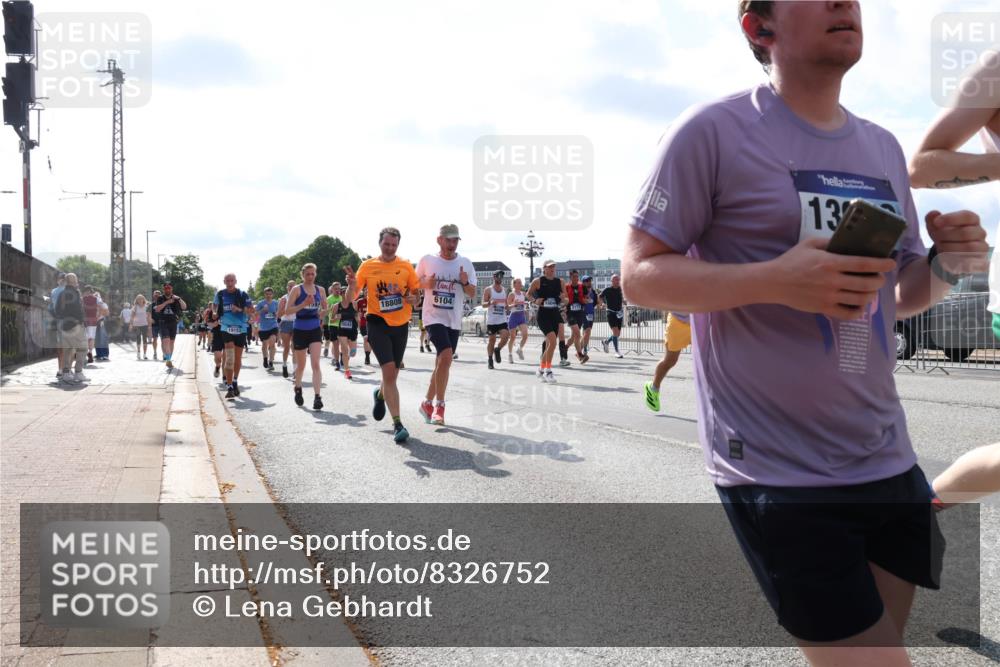 29.06.2025 - hella hamburg halbmarathon Lena Gebhardt http://msf.ph/oto/8326752 29.06.2025 10:00:16 Lombardsbrücke 18808, 6104, 19153, 1004, 3177, 13, 1006, 1019, 1125, 1180, 1239, 1264, 1526, 1544, 1568, 1681, 1834, 1914, 2027, 2086, 2099, 2159, 2346, 2348, 2364, 2426, 2447, 2582, 2584, 2606, 2652, 2676, 2677, 2730, 2910, 2982, 3042, 3177, 3181, 3319, 3400, 3794, 3836, 3861, 3898, 4013, 4231, 4419, 4579, 4594, 4632, 4767, 4772, 4796, 4813, 4940, 4945, 5015, 5134, 5272, 5277, 5341, 5643, 5728, 6082, 6084, 6104, 6174, 6201, 6202, 6220, 6260, 6462, 6470, 6581, 6587 meine-sportfotos.de