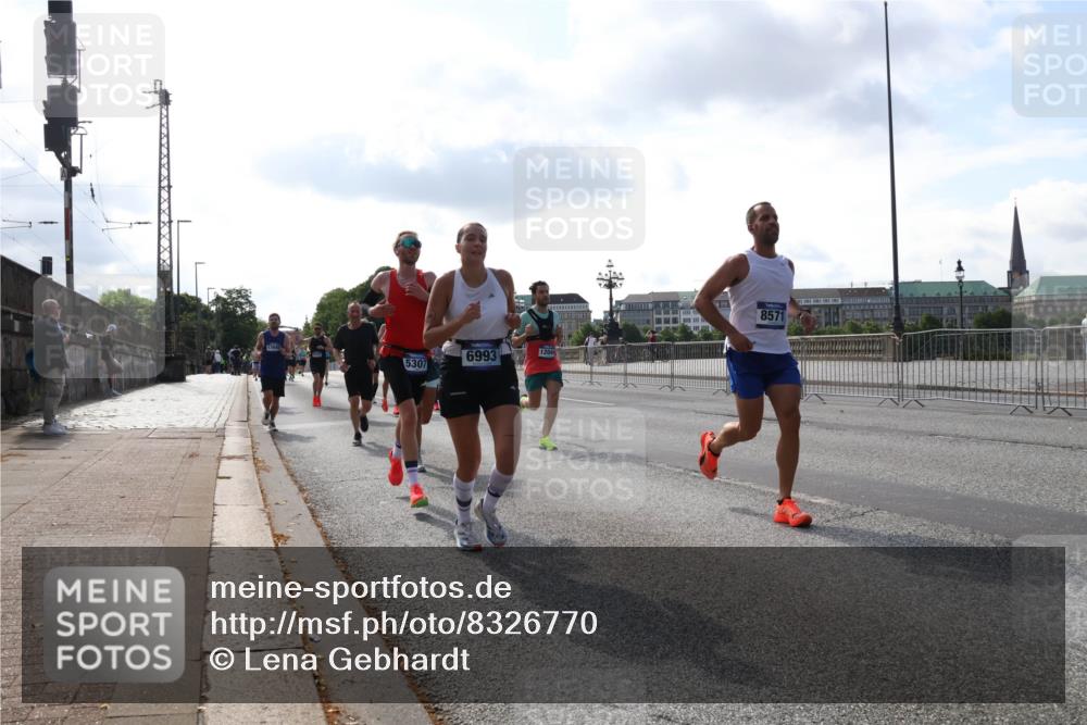 29.06.2025 - hella hamburg halbmarathon Lena Gebhardt http://msf.ph/oto/8326770 29.06.2025 09:48:40 Lombardsbrücke 6993, 5307, 12044, 8571, 1042, 1290, 1505, 1710, 2262, 2399, 2767, 3480, 3547, 3959, 4062, 4359, 4381, 4860, 5003, 5124, 5307, 5554, 5709, 6829, 6993, 7152, 7154, 7482, 7884, 8002, 8121, 8571, 8933, 9403, 9643, 10190, 10404, 10738, 10793, 10852, 11929, 12044, 12051, 12488, 12514, 12916, 13137, 13372, 13483, 13595, 13940, 13975, 14875, 14908, 15931, 15959, 16119 meine-sportfotos.de