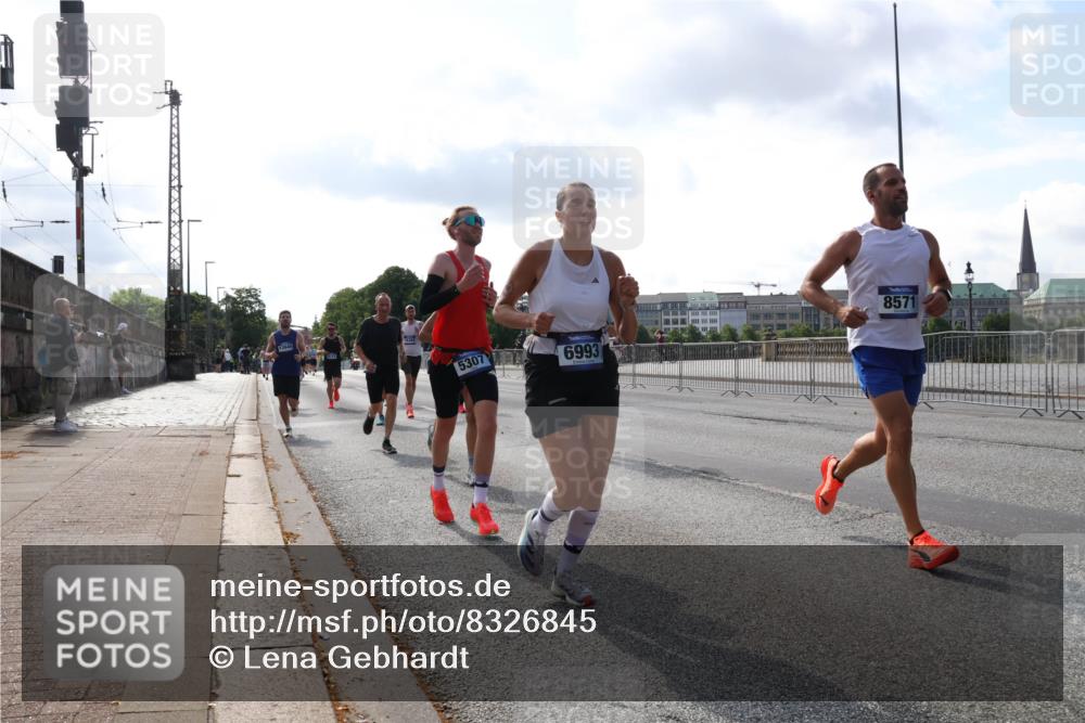 29.06.2025 - hella hamburg halbmarathon Lena Gebhardt http://msf.ph/oto/8326845 29.06.2025 09:48:41 Lombardsbrücke 5307, 6993, 8571, 1042, 1290, 1505, 1710, 2262, 2399, 2767, 3480, 3547, 4062, 4359, 4381, 4860, 5003, 5124, 5307, 5554, 5709, 6829, 6993, 7152, 7154, 7482, 7884, 8002, 8121, 8571, 8933, 9403, 9643, 10190, 10404, 10738, 10793, 10852, 11177, 11929, 12044, 12051, 12488, 12514, 12916, 13137, 13372, 13483, 13595, 13940, 13975, 14875, 15931, 15959, 16119 meine-sportfotos.de