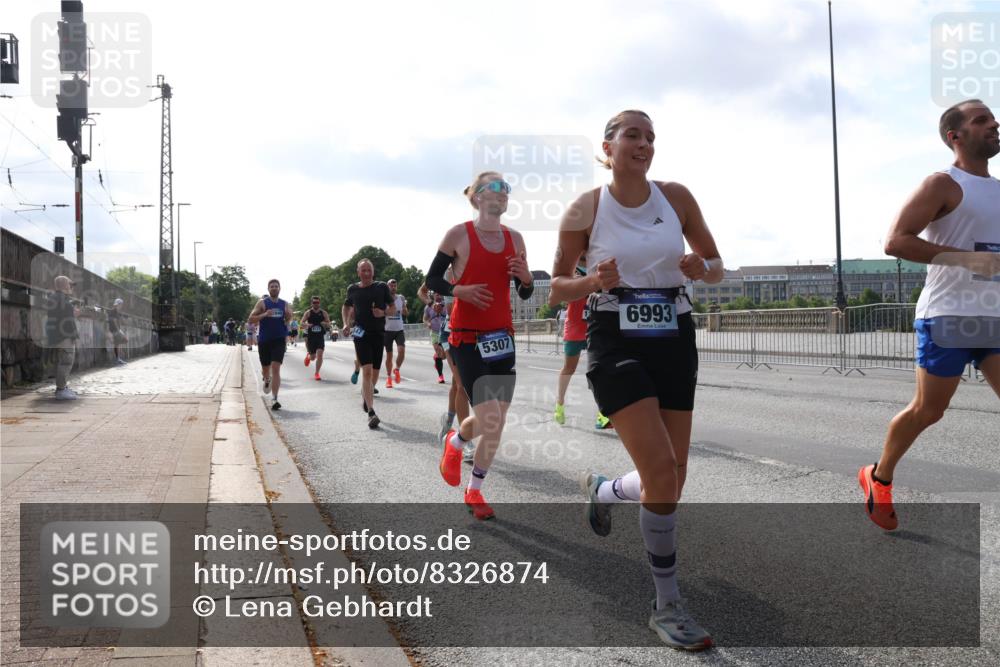 29.06.2025 - hella hamburg halbmarathon Lena Gebhardt http://msf.ph/oto/8326874 29.06.2025 09:48:41 Lombardsbrücke 5307, 6993, 1042, 1290, 1505, 1710, 2262, 2399, 2767, 3480, 3547, 4062, 4359, 4381, 4860, 5003, 5124, 5307, 5554, 5709, 6829, 6993, 7152, 7154, 7482, 7884, 8002, 8121, 8571, 8933, 9403, 9643, 10190, 10404, 10738, 10793, 10852, 11177, 11929, 12044, 12051, 12488, 12514, 12916, 13137, 13372, 13483, 13595, 13940, 13975, 14875, 15931, 15959, 16119 meine-sportfotos.de