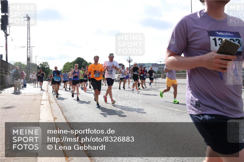 29.06.2025 - hella hamburg halbmarathon Lena Gebhardt http://msf.ph/oto/8326883 29.06.2025 10:00:16 Lombardsbrücke 6104, 1004, 18808, 19153, 133, 1006, 1019, 1125, 1180, 1239, 1264, 1526, 1544, 1568, 1681, 1834, 1914, 2027, 2086, 2099, 2159, 2346, 2348, 2364, 2426, 2447, 2582, 2584, 2606, 2652, 2676, 2677, 2730, 2910, 2982, 3042, 3177, 3181, 3319, 3400, 3794, 3836, 3861, 3898, 4013, 4231, 4419, 4579, 4594, 4632, 4767, 4772, 4796, 4813, 4940, 4945, 5015, 5134, 5272, 5277, 5341, 5643, 5728, 6082, 6084, 6104, 6174, 6201, 6202, 6220, 6260, 6462, 6470, 6581, 6587 meine-sportfotos.de