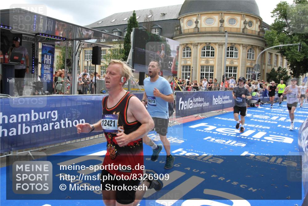 29.06.2025 - hella hamburg halbmarathon Michael Strokosch http://msf.ph/oto/8326909 29.06.2025 10:48:59 Ziel 1381, 1452, 2260, 3213, 3985, 7067, 8889, 9661, 9695, 12421, 12534, 13009, 13183, 13688, 13976, 18873 meine-sportfotos.de